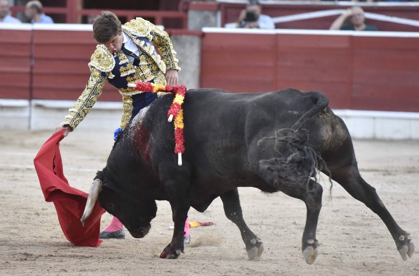 Álvaro García y Antonio Catalán 'Toñete' salieron por la puerta grande a hombros de los quintos