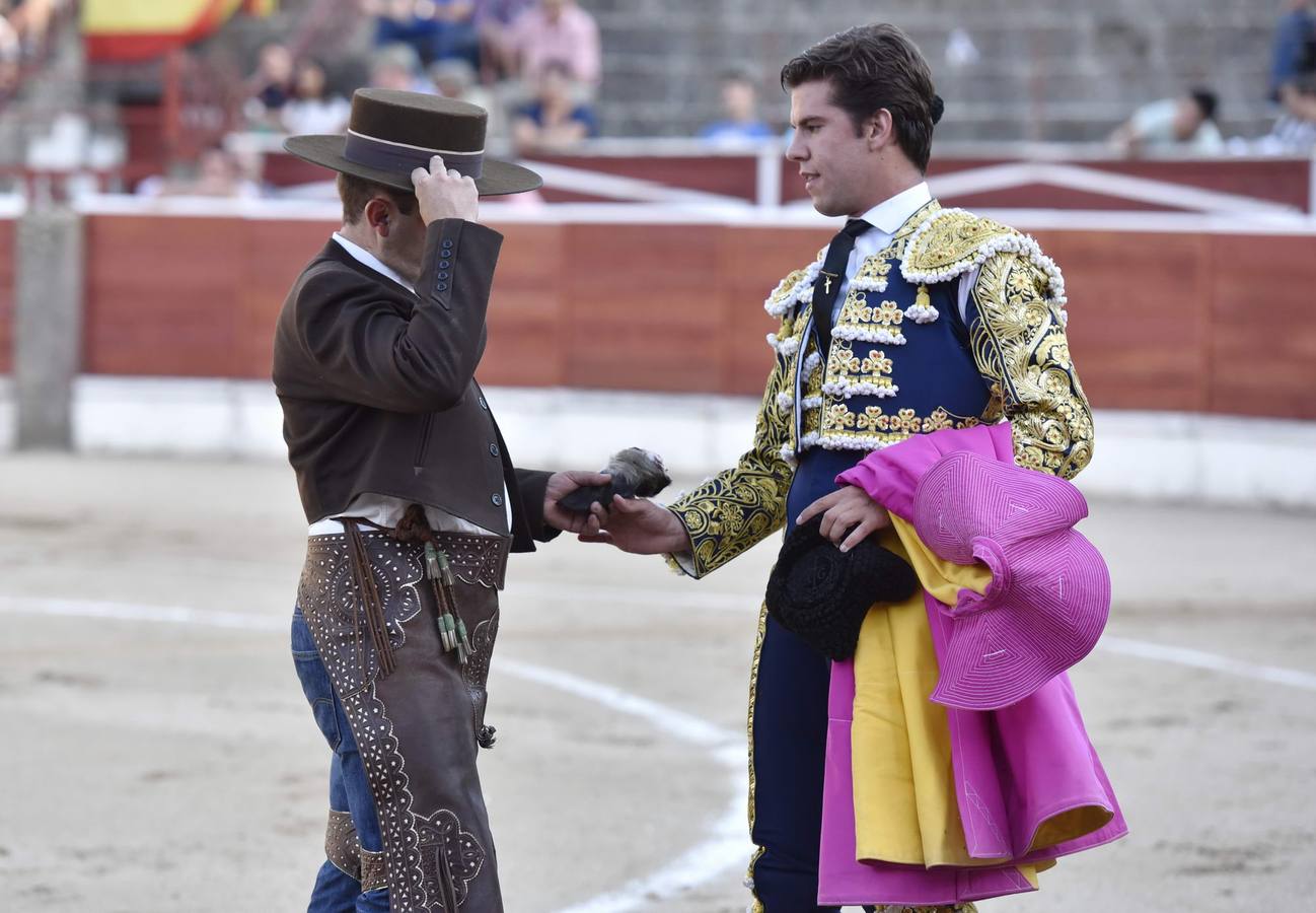 Álvaro García y Antonio Catalán 'Toñete' salieron por la puerta grande a hombros de los quintos