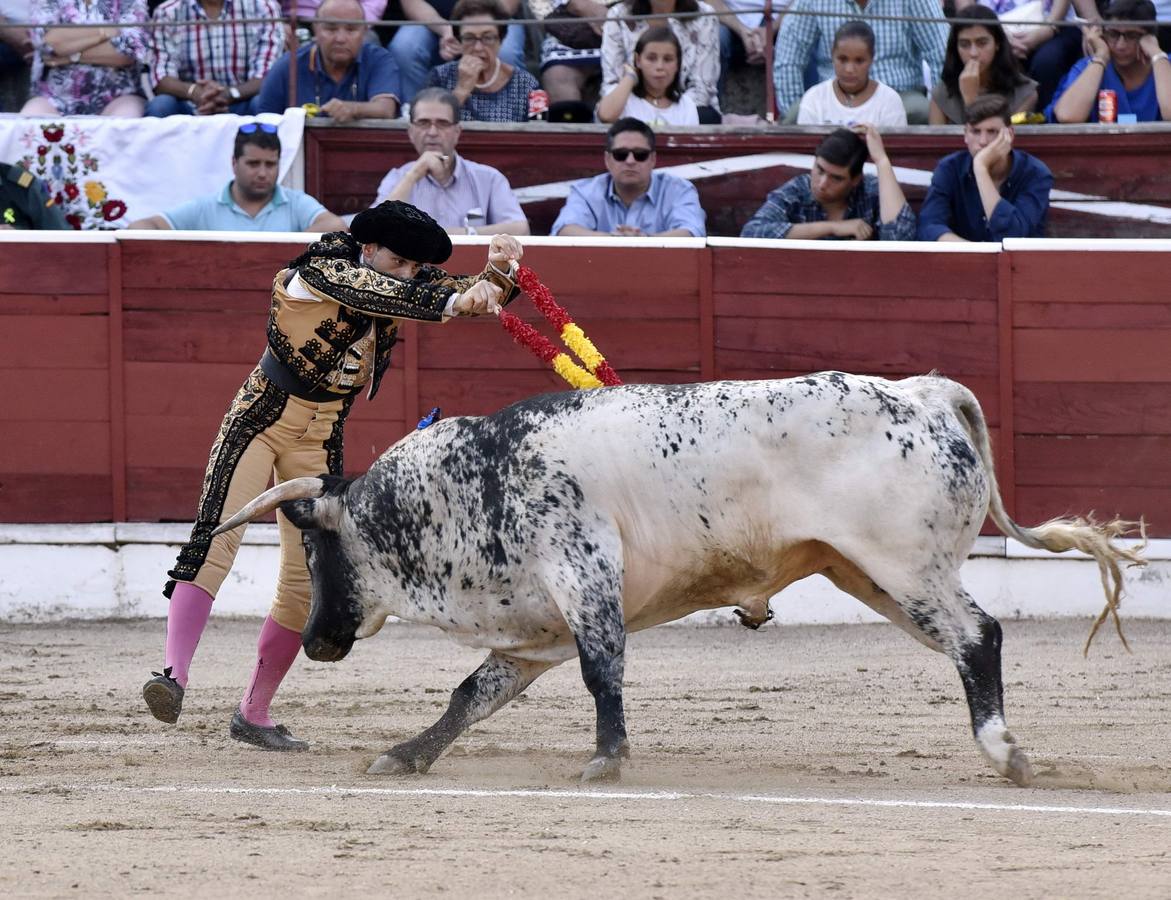 Álvaro García y Antonio Catalán 'Toñete' salieron por la puerta grande a hombros de los quintos