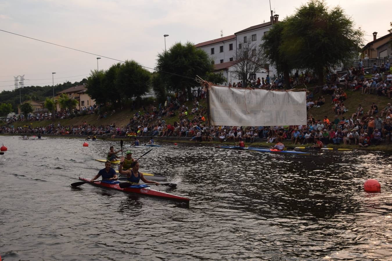 La competición contó con la participación de 320 palistas y 247 embarcaciones