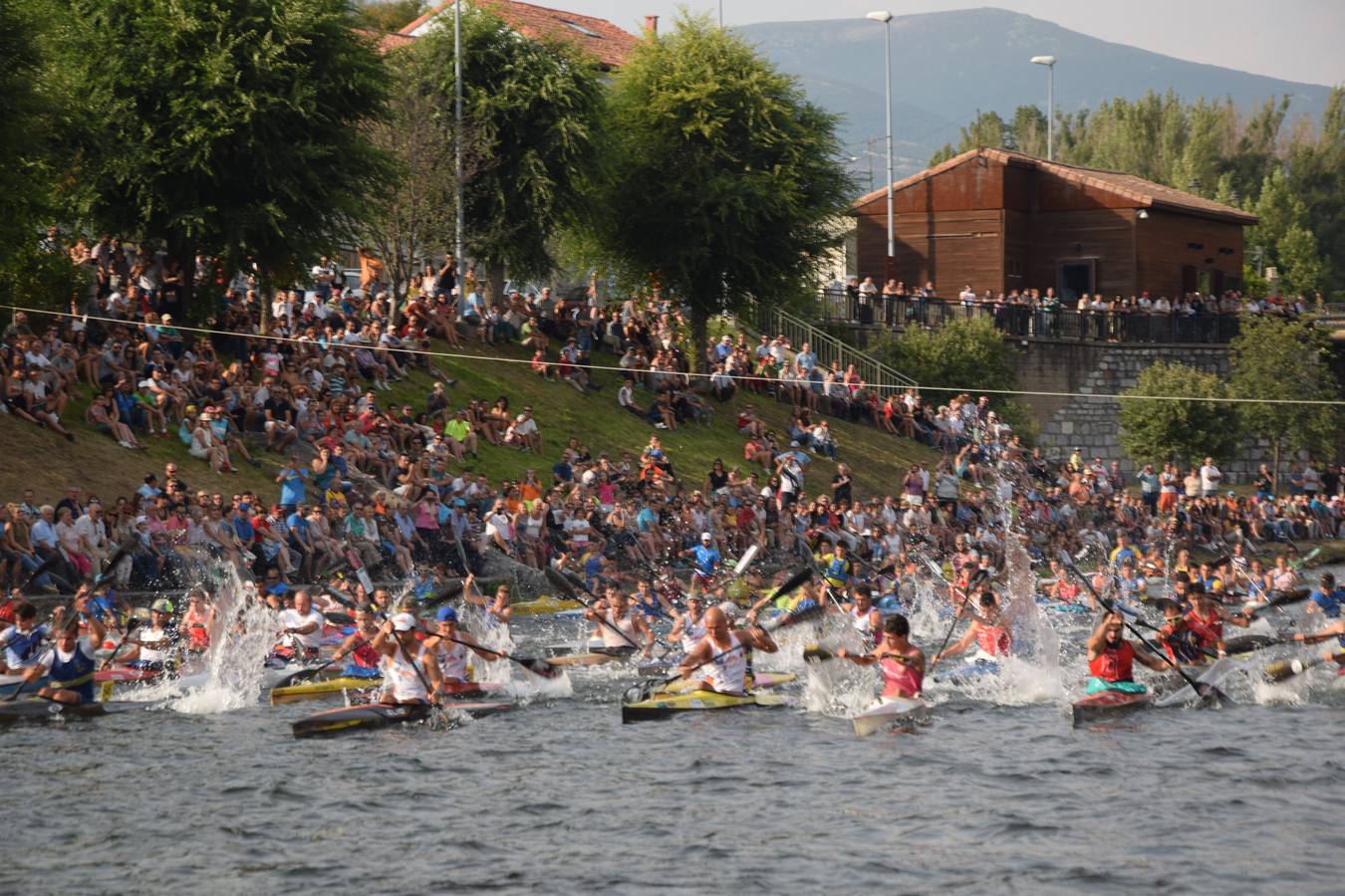 La competición contó con la participación de 320 palistas y 247 embarcaciones