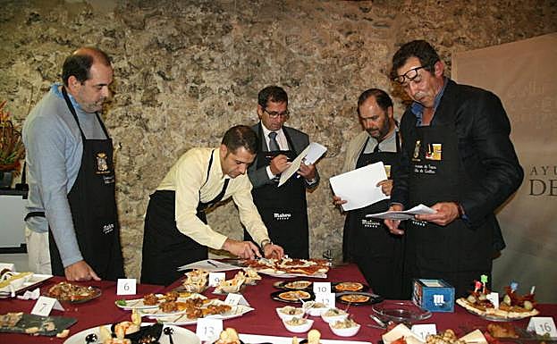 Miembros del jurado evalúan las tapas del último concurso. 