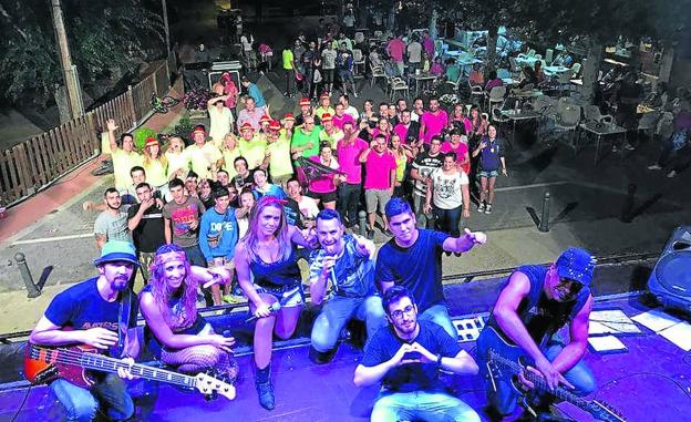 Un grupo de jóvenes durante el concierto.