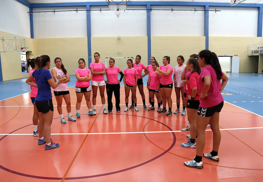 Las componentes del Palencia Turismo, en el primer entrenamiento del equipo en el Campo de la Juventud.