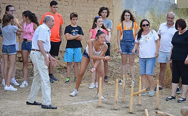 Un momento de los juegos de bolos en Boadilla del Camino. 