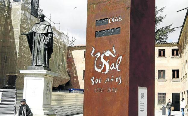 Patio de Escuelas de la Usal con el reloj conmemorativo del VIII Centenario. 