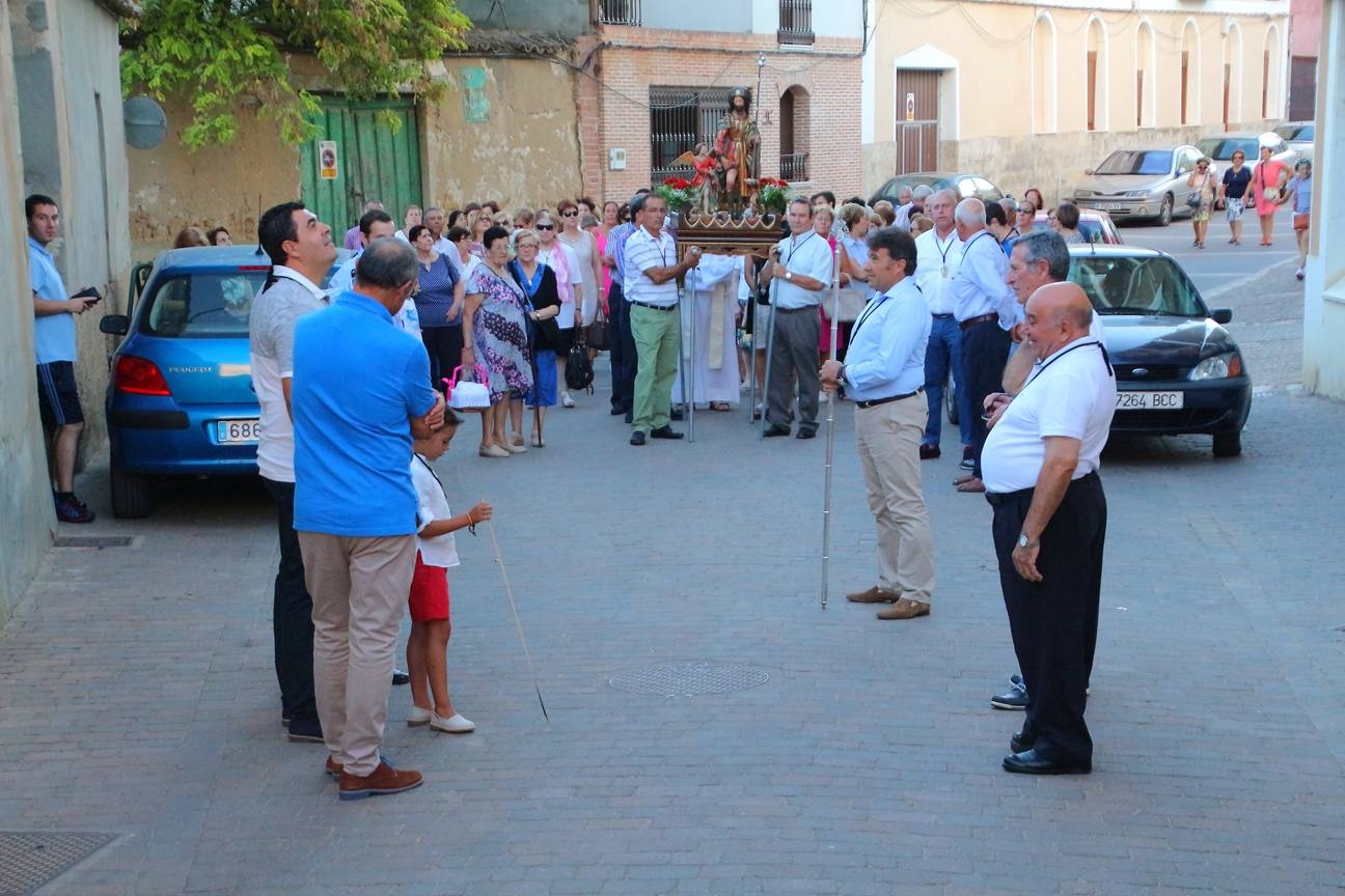 Tras la misa, que tuvo lugar en la iglesia de Santiago, los cofrades portaron a hombros la imagen del santo durante la procesión