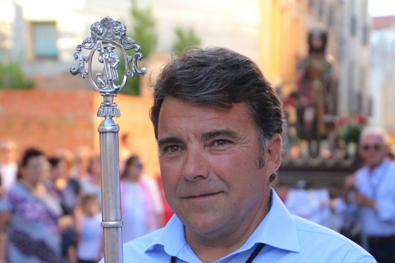 Tras la misa, que tuvo lugar en la iglesia de Santiago, los cofrades portaron a hombros la imagen del santo durante la procesión