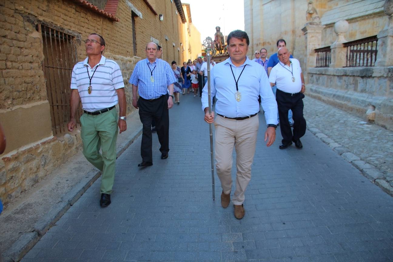 Tras la misa, que tuvo lugar en la iglesia de Santiago, los cofrades portaron a hombros la imagen del santo durante la procesión