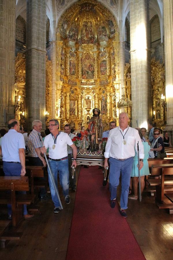 Tras la misa, que tuvo lugar en la iglesia de Santiago, los cofrades portaron a hombros la imagen del santo durante la procesión
