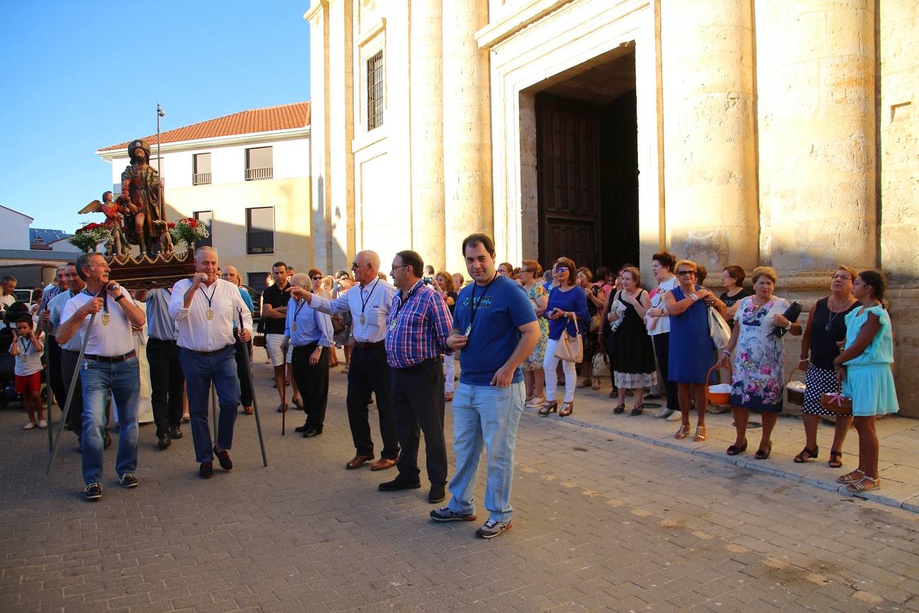 Tras la misa, que tuvo lugar en la iglesia de Santiago, los cofrades portaron a hombros la imagen del santo durante la procesión