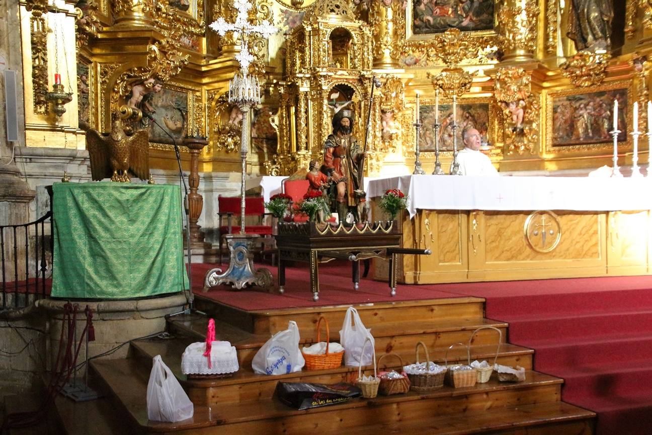 Tras la misa, que tuvo lugar en la iglesia de Santiago, los cofrades portaron a hombros la imagen del santo durante la procesión