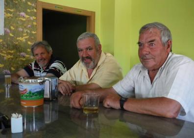 Imagen secundaria 1 - Cola para entrar en el albergue parroquial de Bercianos. Jesús, Ignacio y Joaquín toman algo en el bar de Bercianos y el popular juego de la petanca en pleno Camino