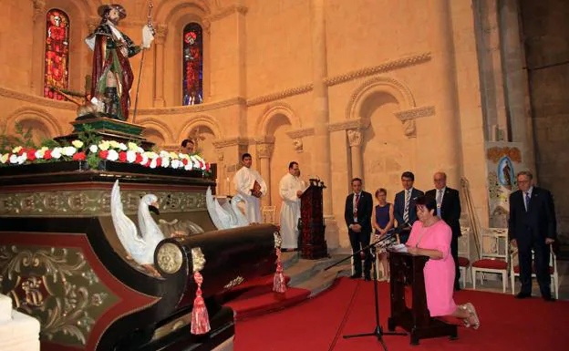 La alcaldesa de Segovia, de rodillas ante la imagen de san Roque, durante la renovación del voto. 