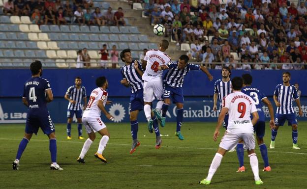 Gianni trata de despejar un balón en la zona defensiva.