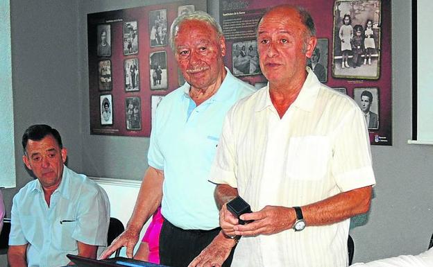 Un momento del homenaje que se rindió a Francisco Fernández, en el centro, con el alcalde. 