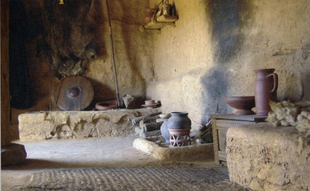 Estancia central de una casa celtíbera reconstrida en Numancia. 