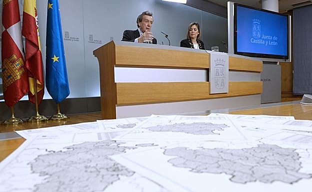 El vicepresidente de la Junta y consejero de la Presidencia, José Antonio de Santiago-Juárez, junto con la portavoz, Milagros Marcos, tras el Consejo de Gobierno que aprobó el proyecto de ley, el pasado enero. 