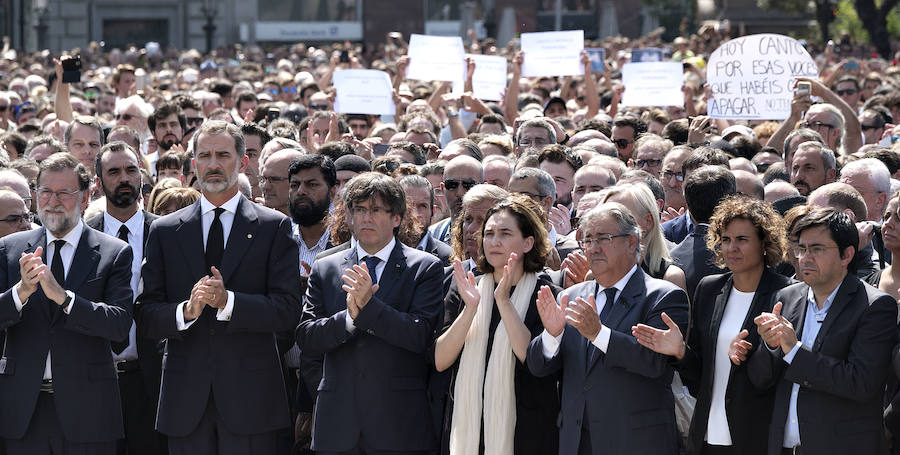 Centenares de personas se concentran en Barcelona para rechazar el atentado terrorista.