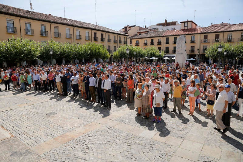 La Plaza Mayor, la Subdelegación del Gobierno y varios puntos de la provincia reflejan el dolor por las víctimas de los atentados