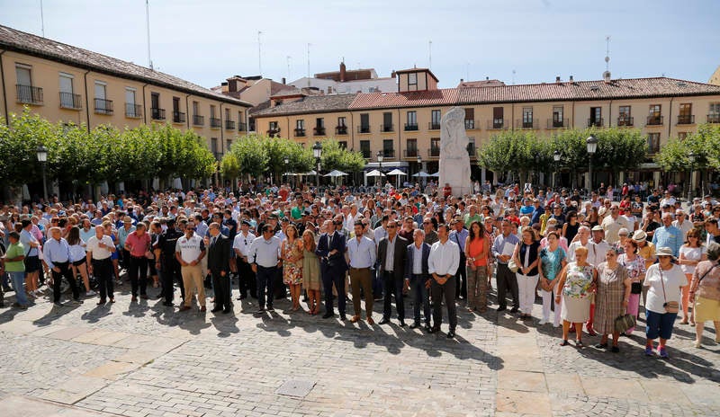 La Plaza Mayor, la Subdelegación del Gobierno y varios puntos de la provincia reflejan el dolor por las víctimas de los atentados