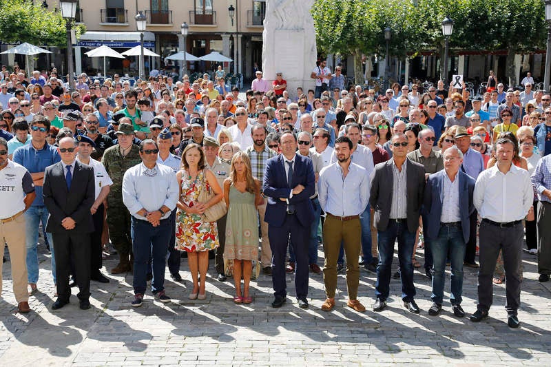 La Plaza Mayor, la Subdelegación del Gobierno y varios puntos de la provincia reflejan el dolor por las víctimas de los atentados