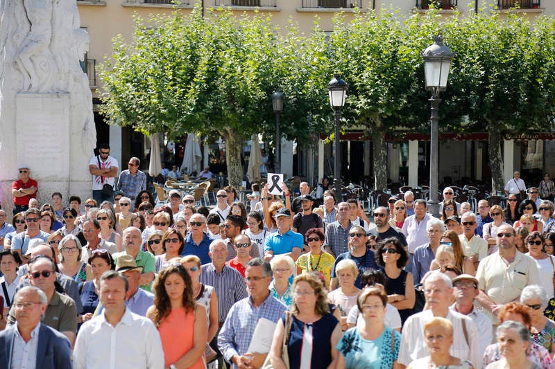 La Plaza Mayor, la Subdelegación del Gobierno y varios puntos de la provincia reflejan el dolor por las víctimas de los atentados