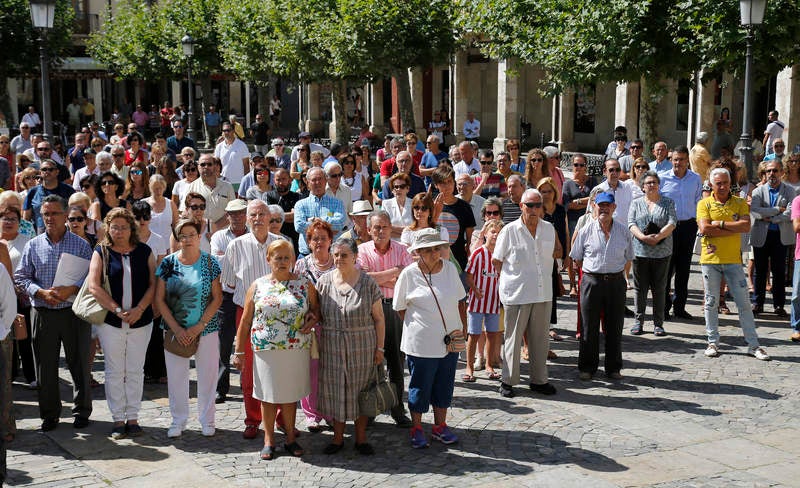 La Plaza Mayor, la Subdelegación del Gobierno y varios puntos de la provincia reflejan el dolor por las víctimas de los atentados