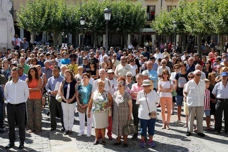 La Plaza Mayor, la Subdelegación del Gobierno y varios puntos de la provincia reflejan el dolor por las víctimas de los atentados