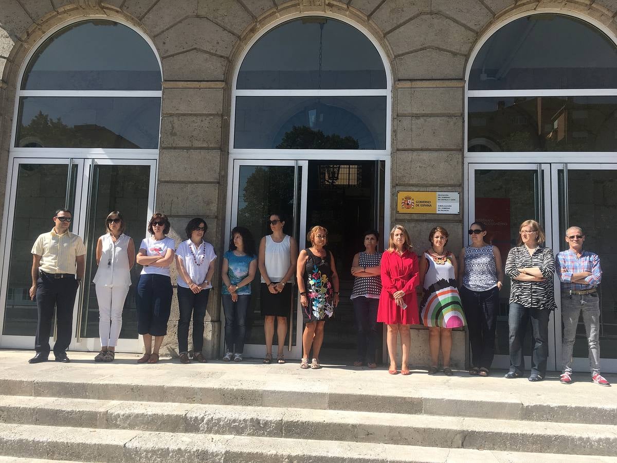 La Plaza Mayor, la Subdelegación del Gobierno y varios puntos de la provincia reflejan el dolor por las víctimas de los atentados