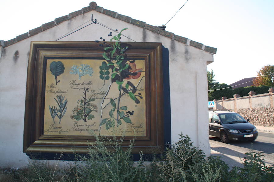 Las paredes de las viviendas de la localidad exhiben casi una veintena de murales de Román Linacero