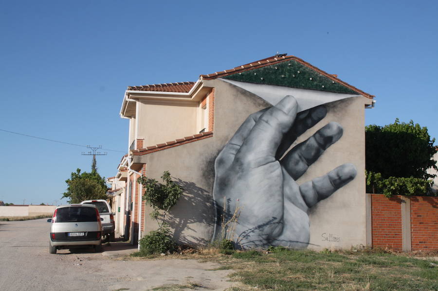 Las paredes de las viviendas de la localidad exhiben casi una veintena de murales de Román Linacero