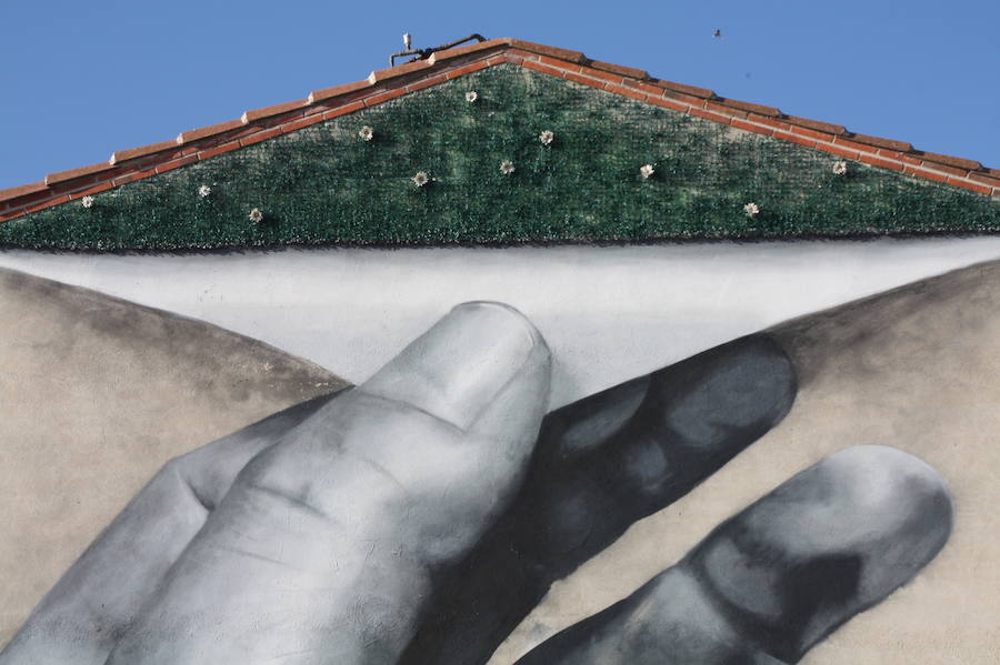 Las paredes de las viviendas de la localidad exhiben casi una veintena de murales de Román Linacero