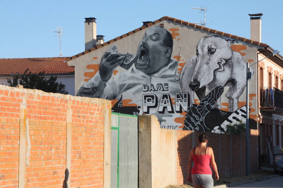 Las paredes de las viviendas de la localidad exhiben casi una veintena de murales de Román Linacero