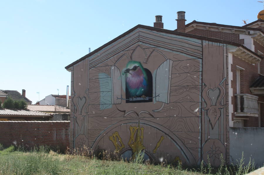 Las paredes de las viviendas de la localidad exhiben casi una veintena de murales de Román Linacero