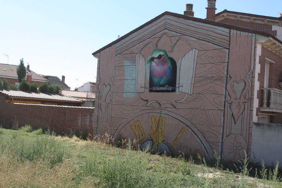 Las paredes de las viviendas de la localidad exhiben casi una veintena de murales de Román Linacero