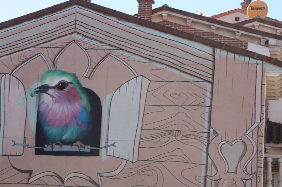 Las paredes de las viviendas de la localidad exhiben casi una veintena de murales de Román Linacero