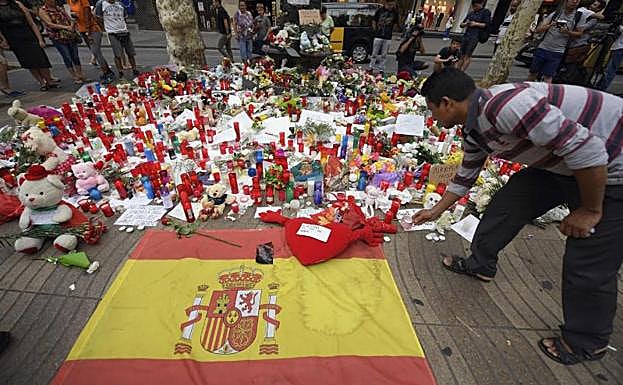 Bandera española en una de las ofrendas en Barcelona.