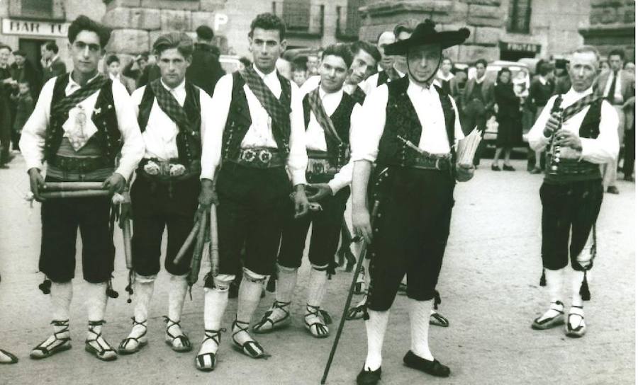 Cándido con un grupo de folklore ataviado a la manera segoviana.