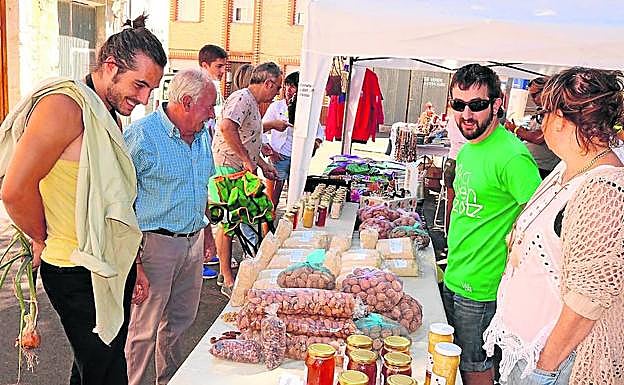 Mercado artesano celebrado en Cevico Navero. 