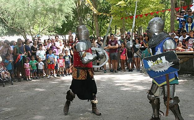 Numeroso público observa uno de los combates cuerpo a cuerpo. 