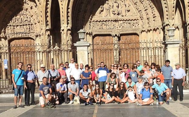 Los participantes en una de las excursiones posan frente a la Catedral de León. 