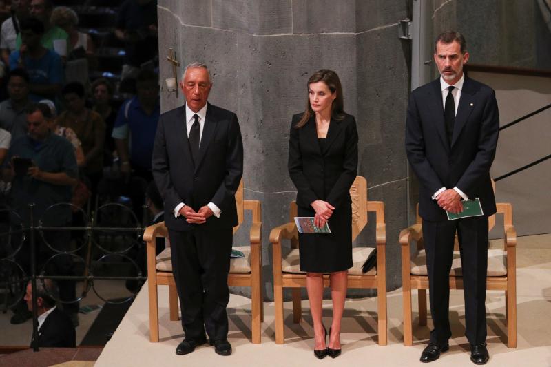 Los Reyes, Rajoy y Puigdemont presiden una ceremonia de homenaje por los atentados en Barcelona y Cambrils