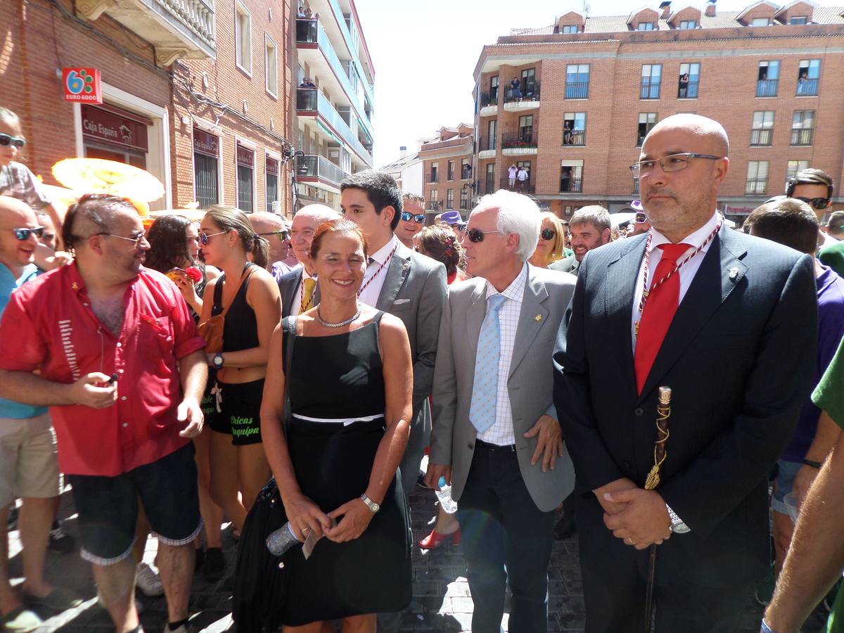 Los quintos, animados por los vecinos de la localidad, llevan en andas al patrón durante más de una hora