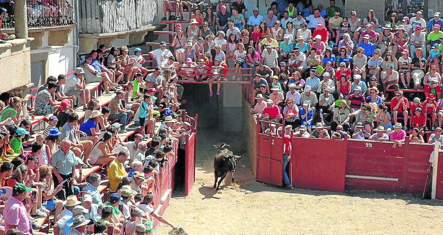 La plaza de toros, como todas las calles por las que discurrió el encierro, estaba abarrotada de público 