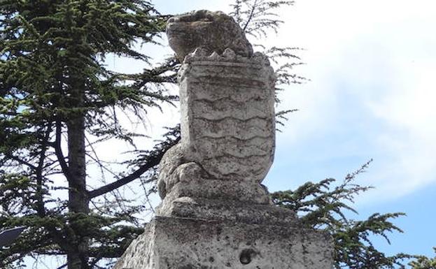 Arco de entrada al parque junto a la Rosaleda