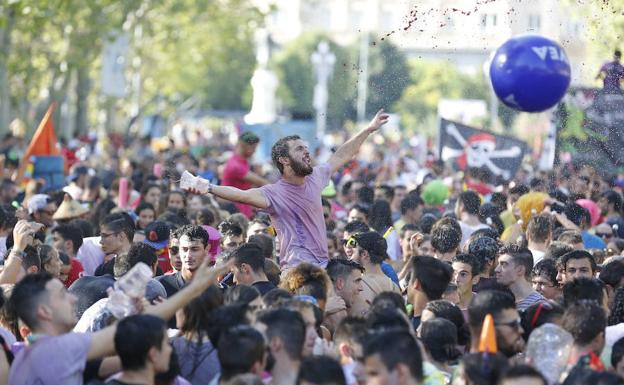 Desfile de peñas en las Ferias y Fiestas de la Virgen de San Lorenzo 2016