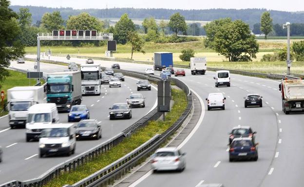 Decenas de vehículos, entre ellos varios camiones, circulan por la autopista alemana A-9 al norte de Múnich.