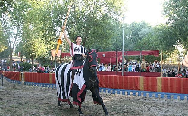 Uno de los caballeros levanta victorioso su lanza tras el combate. 