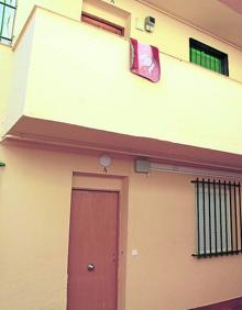 Imagen secundaria 2 - Arriba, Ángeles, que reside frente a la vivienda en la que tuvo lugar la deflagración, en una de las habitaciones de su casa. Sobre estas líneas, Hortensia, que avisó a gran parte de los vecinos para que abandonaran el edificio dando golpes en las puertas porque los timbres no funcionaban. Obtuvo la distinción de Guardia Urbano de Honor. .